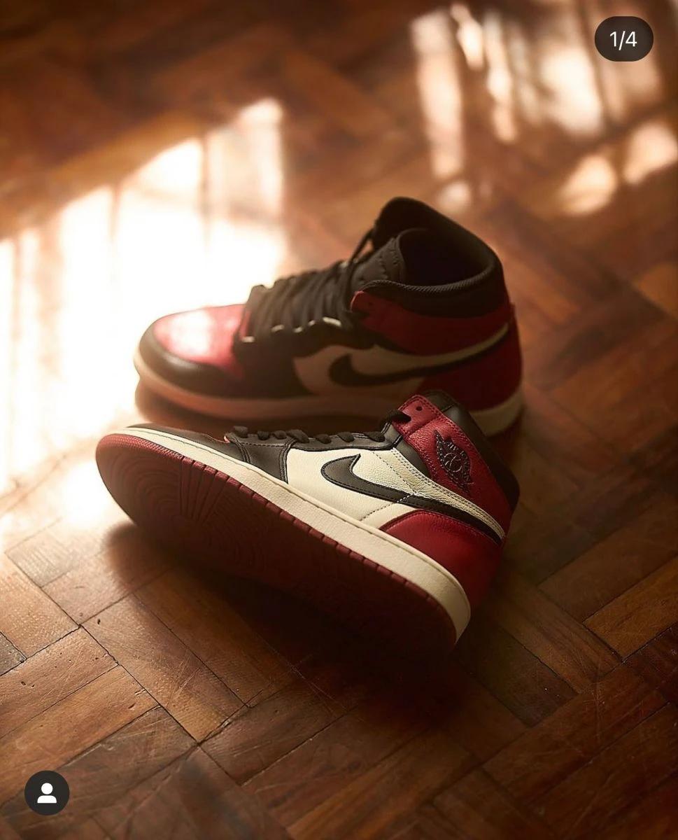 Empty room before virtual staging